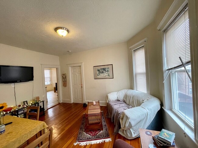 Building Photo - Charming 3 Bedroom-No Broker Fee