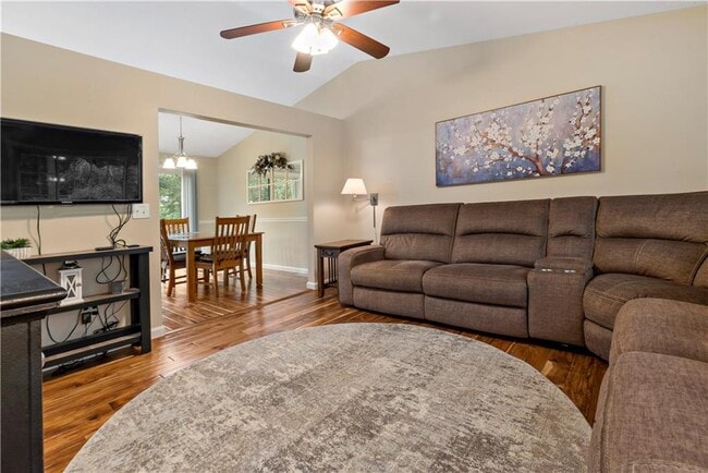 Foto del edificio - 374 Gardiner Rd