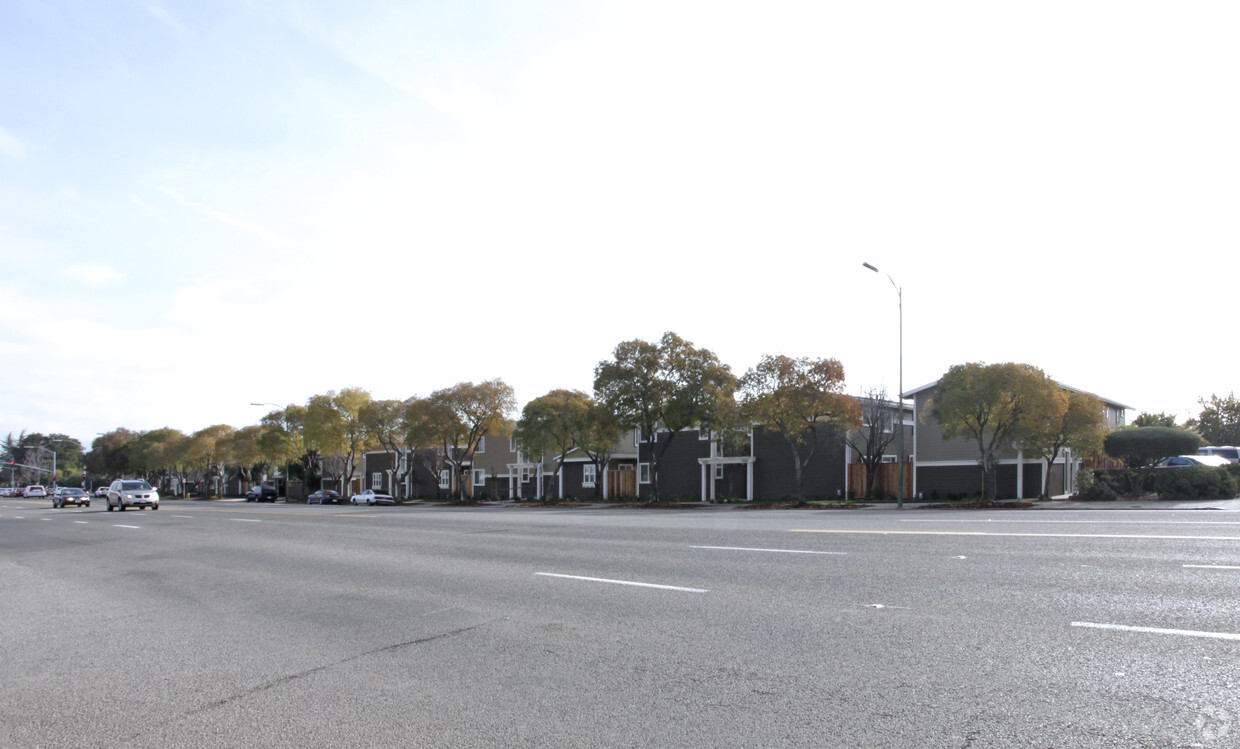 Primary Photo - Hillsdale Townhouses