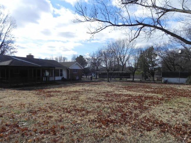 Building Photo - 1205 N Kenwood Ave