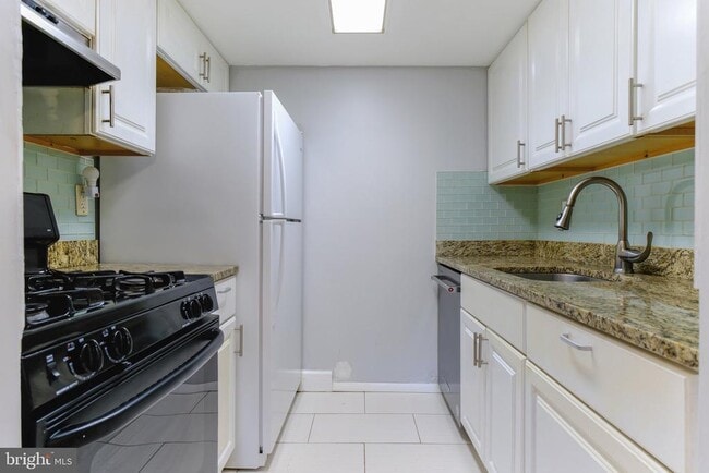 Building Photo - 577 W Diamond Ave