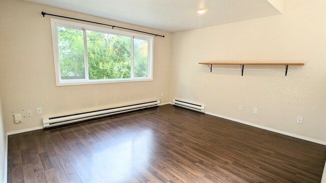Building Photo - Eastmont Duplex with large fenced yard and...