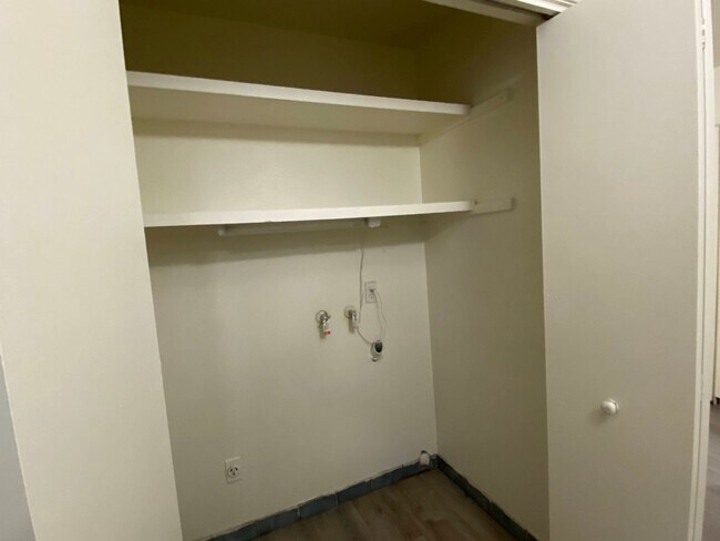 Foto del edificio - Updated Two Bed, One Bath Halfplex in Linc...