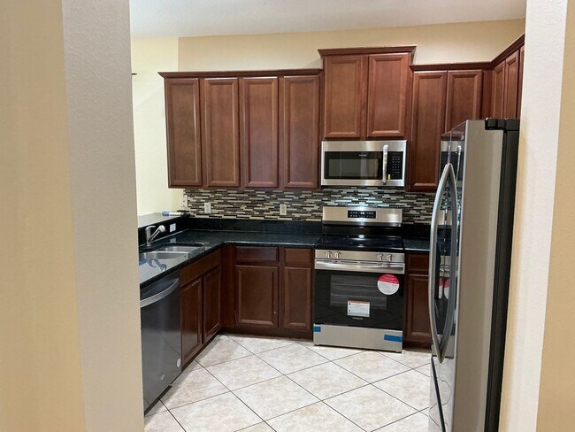 Building Photo - Florida Living at Its Best: 4 Bed, 3 Bath,...