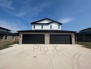 Building Photo - 621 Cosmos St