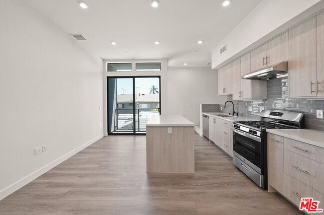 Foto del edificio - 1200 N Orange Grove Ave