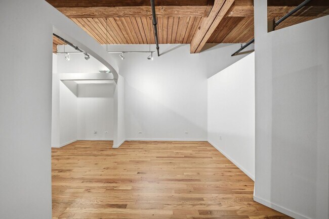 Foto del edificio - 1000 W Washington Blvd