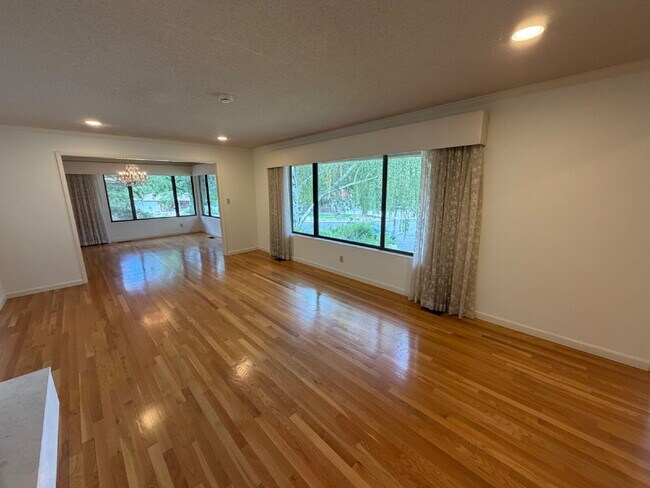 Building Photo - Lakeridge Shores Home!