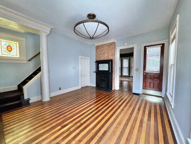 Building Photo - Stunning East Row Home!