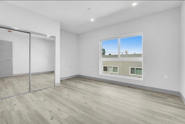 Foto del edificio - 7040 Woodman Ave