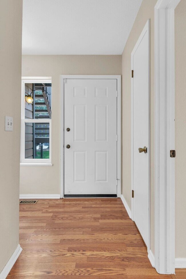 Building Photo - Spacious & Stylish 3-Bedroom Condo in Gunb...