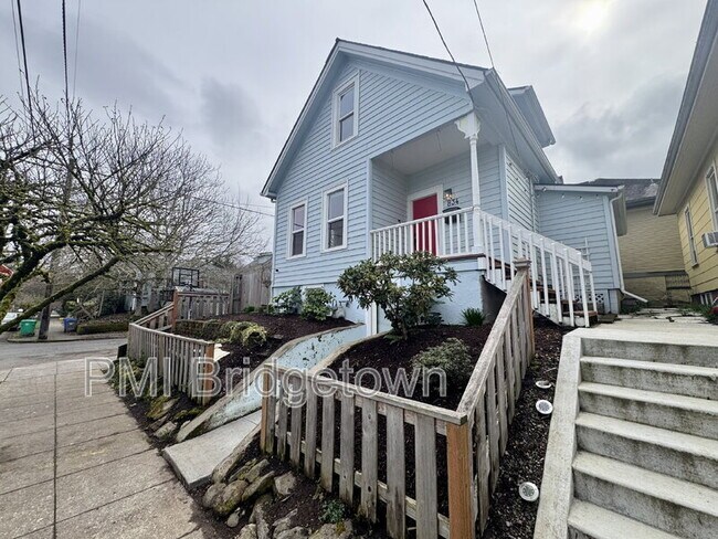 Building Photo - 834 NE Shaver St