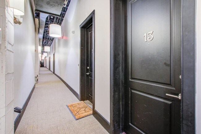 Building Photo - Stunning King Street Loft
