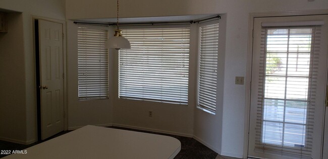 Foto del edificio - 5850 W Glenview Pl