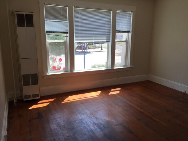 Foto del edificio - 8007-8015-8015 N Denver Ave