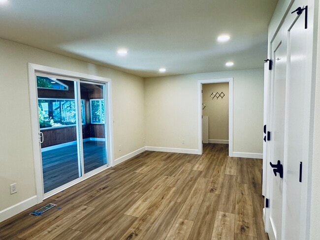 Dining area + entrance to sunroom + laundry + and pantry - 11965 NW Oatfield Ct