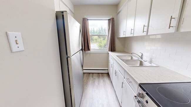 Building Photo - SPACIOUS TWO BEDROOM THREE LEVEL TOWNHOME IN NORTH CENTRAL LONDON