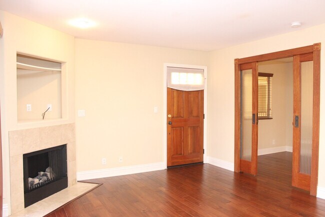 Building Photo - Cozy 1B/1BA w/ Hardwood Floors, Washer/Dry...