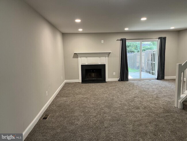 Building Photo - 141 Larchwood Ct