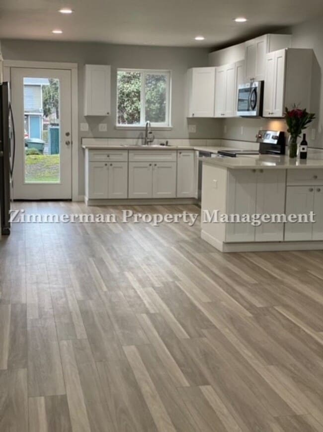Building Photo - 3 Bedroom 2.5 Bathroom Townhome!
