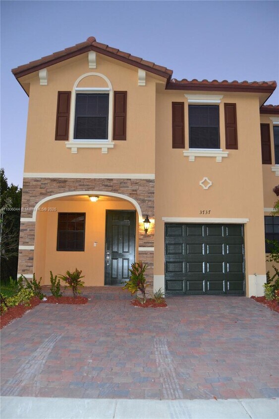 Foto principal - 3737 SE 2nd Dr