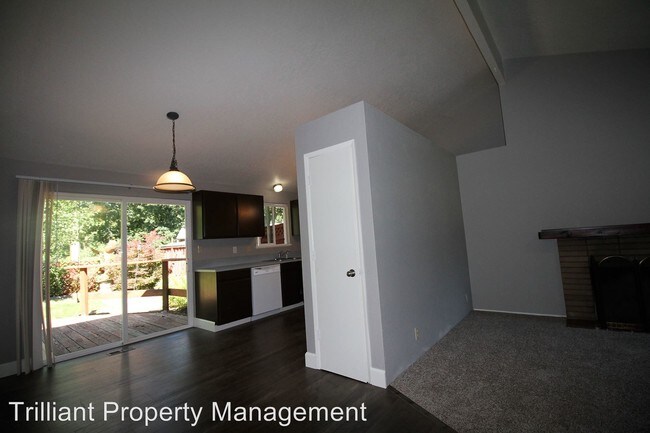 Building Photo - 6652-6658 Waconda Rd NE
