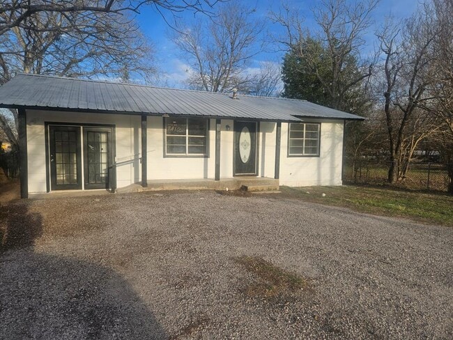 Building Photo - 1300 Hondo St