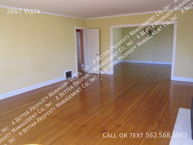 Building Photo - LARGE Classic unit w/hardwood floors, dini...