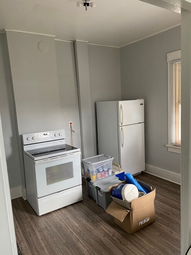 Kitchen - 424 E Maumee St