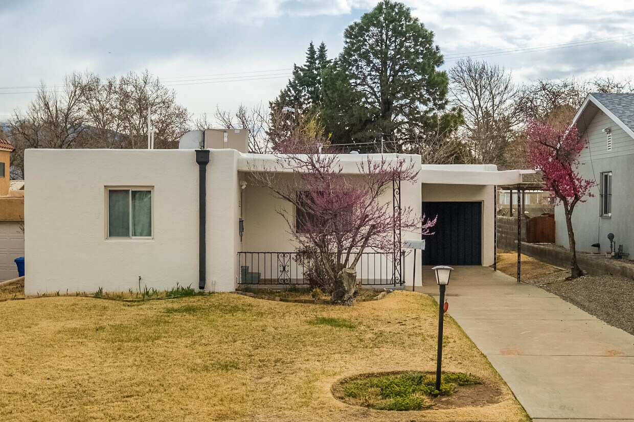 Foto principal - 720 Carlisle Blvd SE