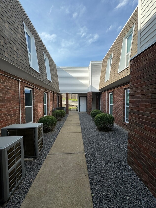 Primary Photo - 9979 Chateau Roi Ct