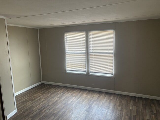 Building Photo - 2121 Cliffwood Rd