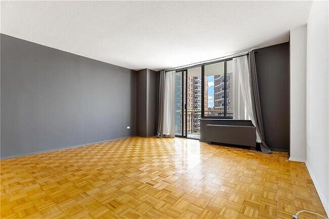 Foto del edificio - 3111 Ocean Pkwy