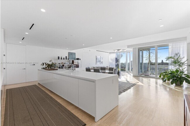 Building Photo - 9001 Collins Ave
