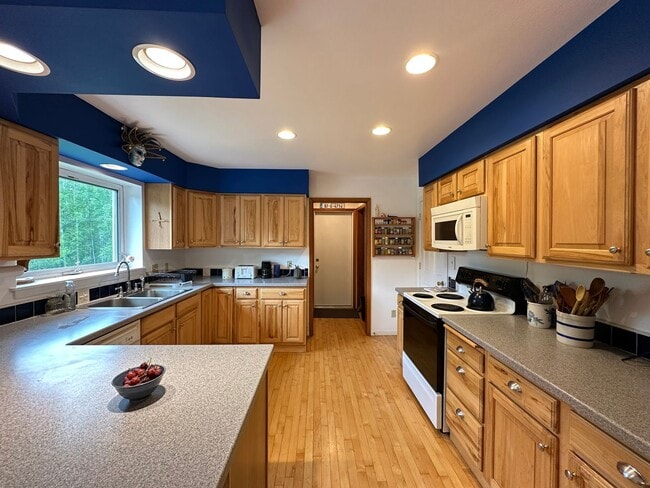 Building Photo - Fully Furnished 3BD/3BA Home with Solar Po...