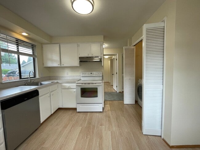 Building Photo - Charming 2 Bed, 1 Bath Ranch Condo in Hill...