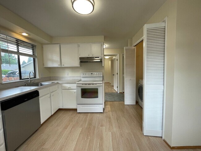 Foto del edificio - Charming 2 Bed, 1 Bath Ranch Condo in Hill...