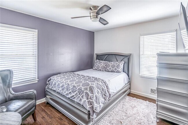 Foto del edificio - 2456 Harwood Dr