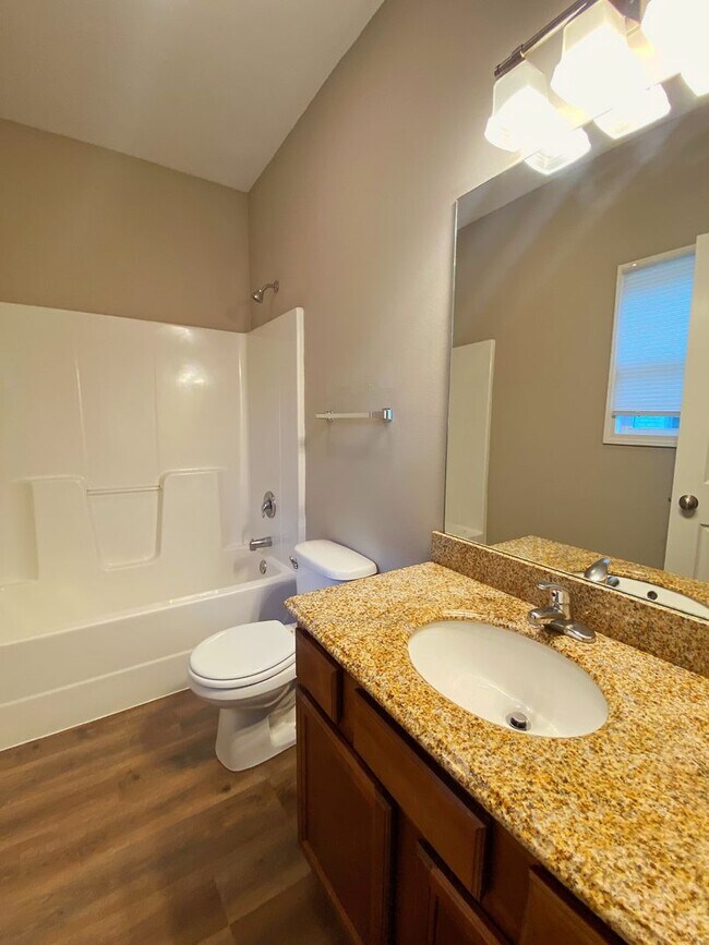 Foto del edificio - NEW 3bed 3bath house with a 2 car garage