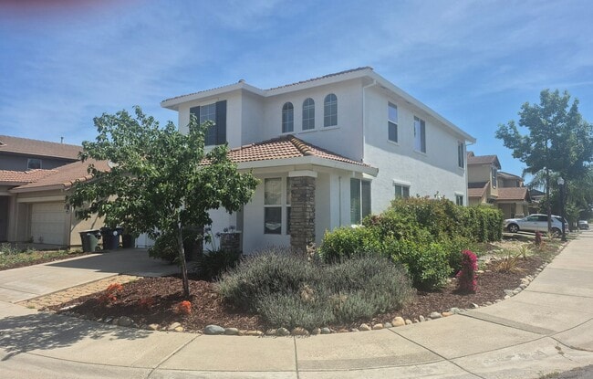 Building Photo - Beautiful 4 Bedroom 2.5 Bath with loft