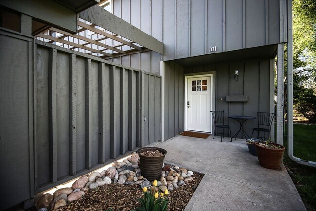 Foto del edificio - 809 E Drake Rd