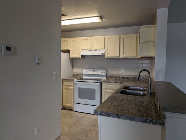 Foto del edificio - 8825 Latrec Ave