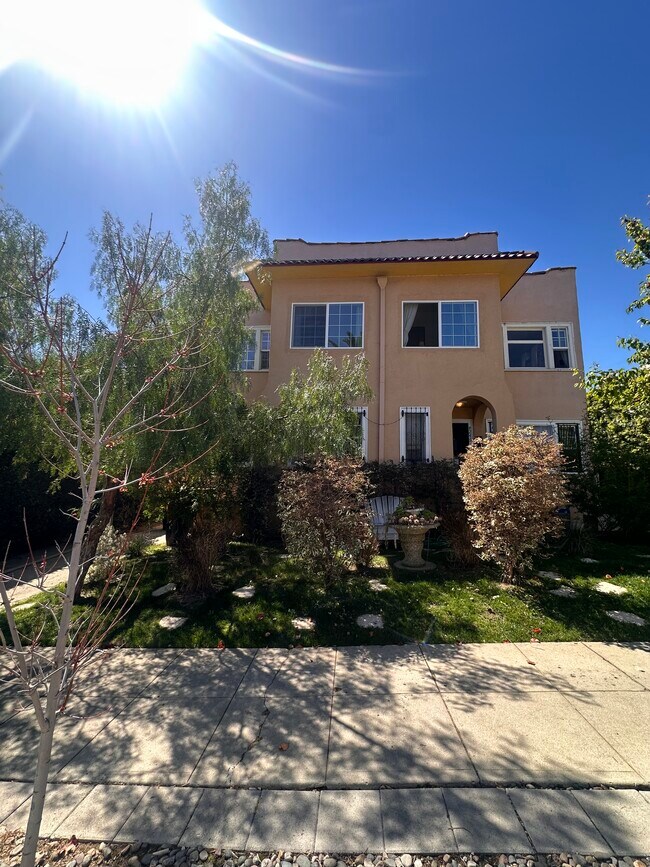 Foto del edificio - 4244 Gateway Ave