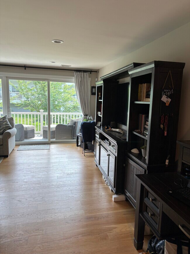 Building Photo - 3205 Bluffs Dr S