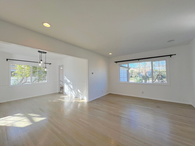 Building Photo - Clean and Updated 2 Bedroom in Long Beach