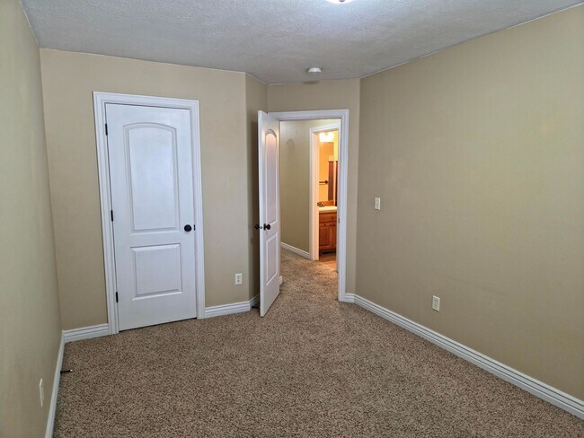 Foto del edificio - Beautiful 3 Bed, 2.5 bath Townhome with Attached 2 Car Garage in Rock Creek