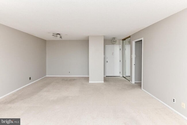 Building Photo - 205 Yoakum Pkwy