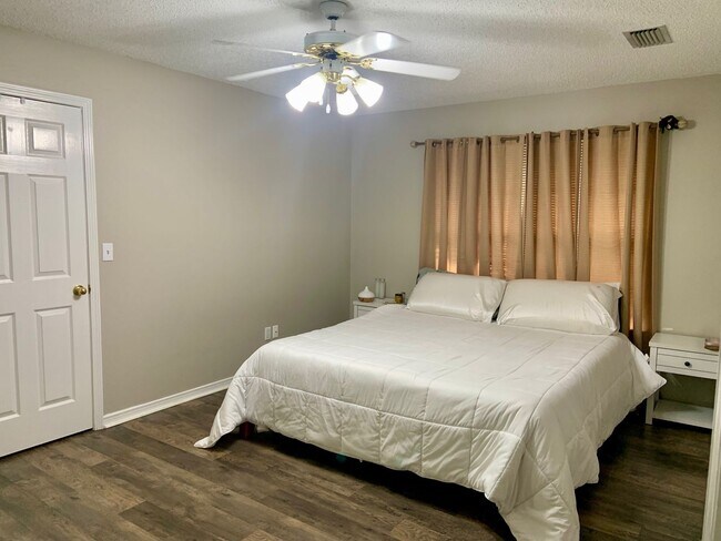 Foto del edificio - 4 Bedroom Brick Home