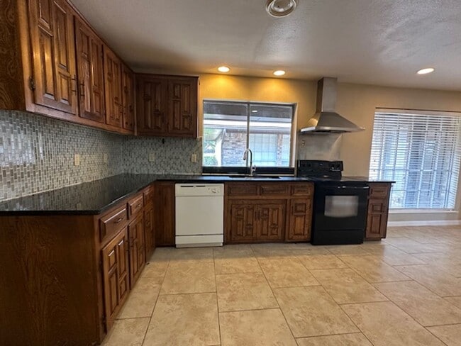 Building Photo - Family home in Huntington Subdivision in P...