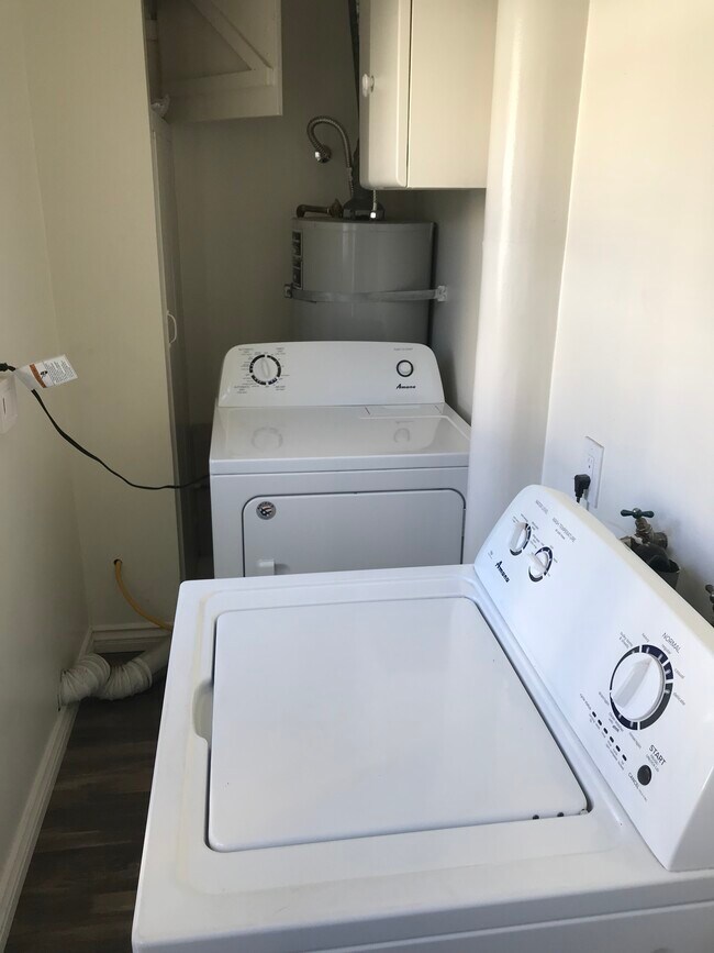 Washer/dryer in unit - 11041 Aqua Vista St
